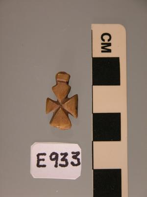 E933