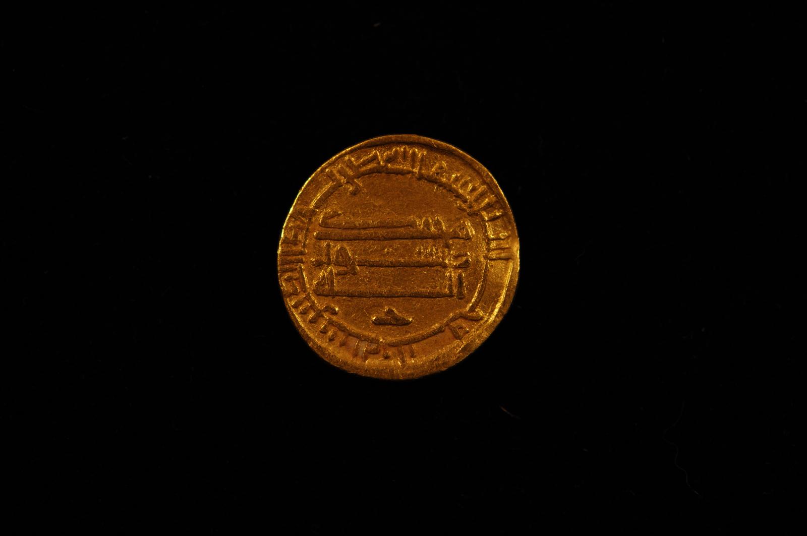 136813