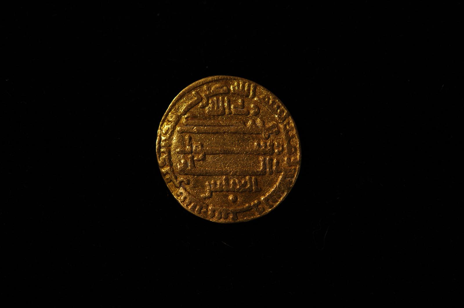 136827