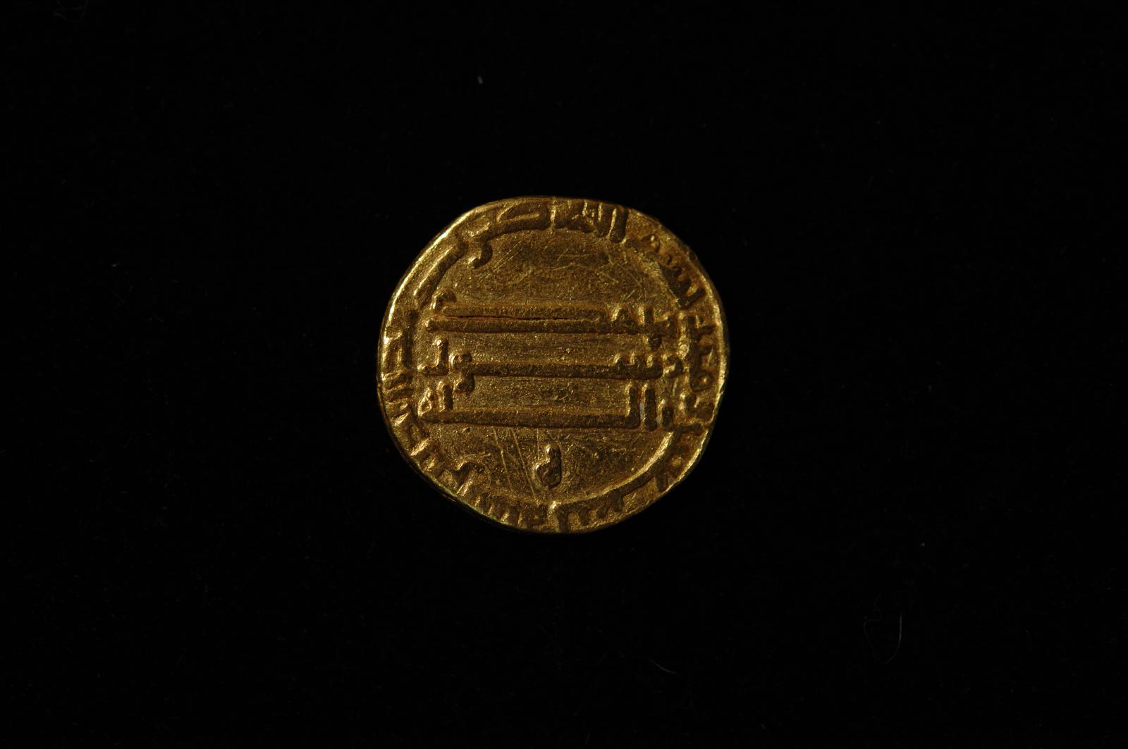137005
