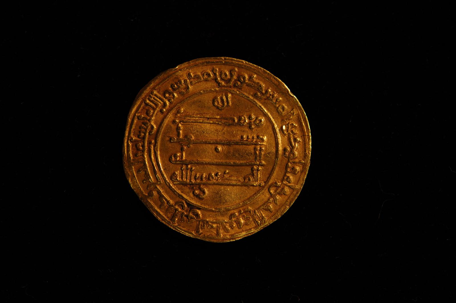 137043