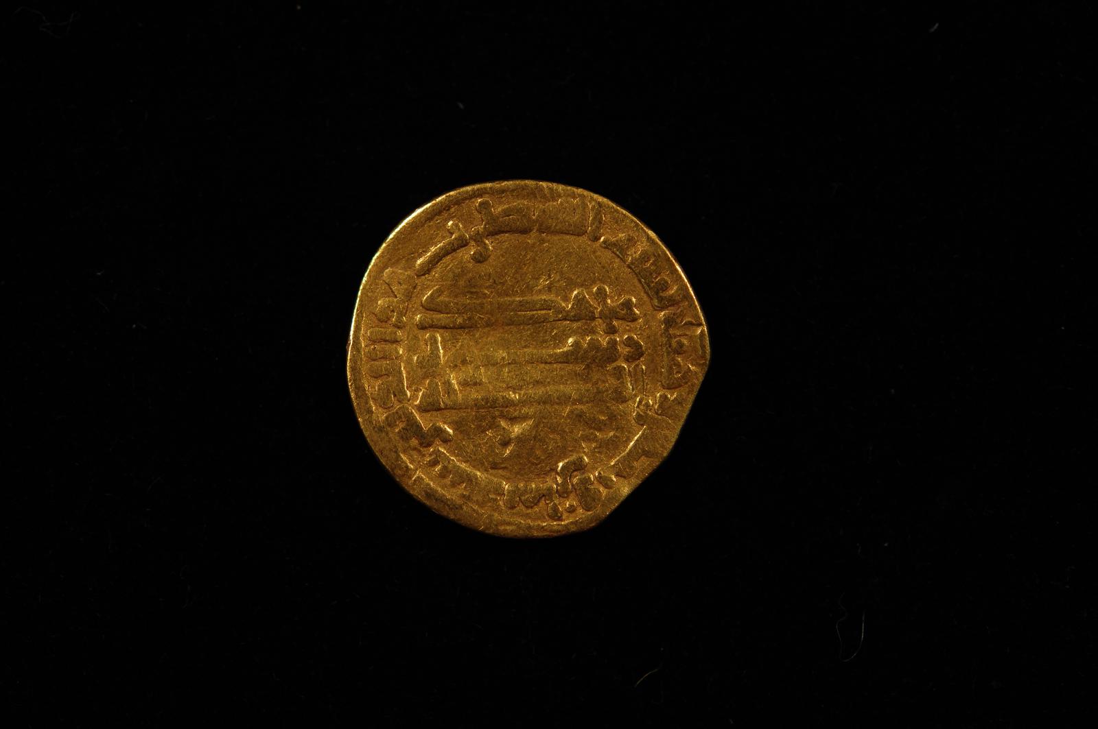 137158