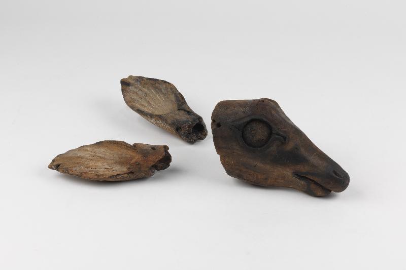 153562
