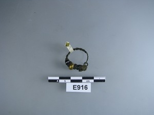 E916