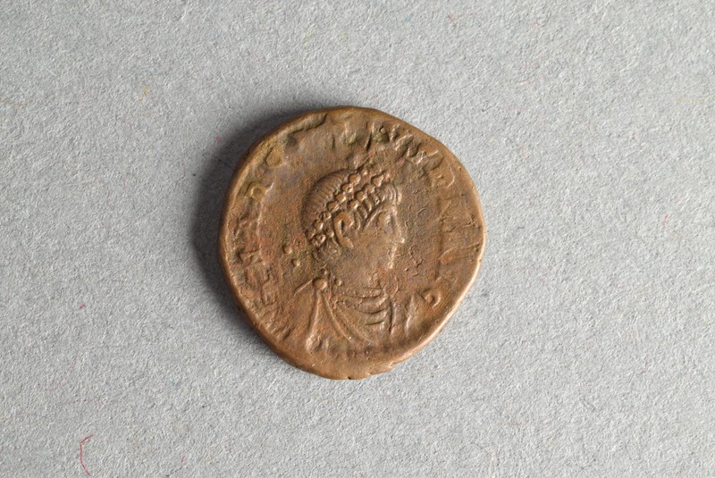 318872