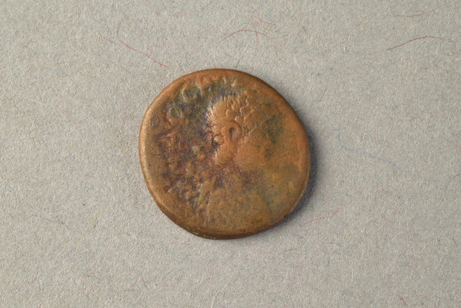 319105