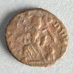 320025