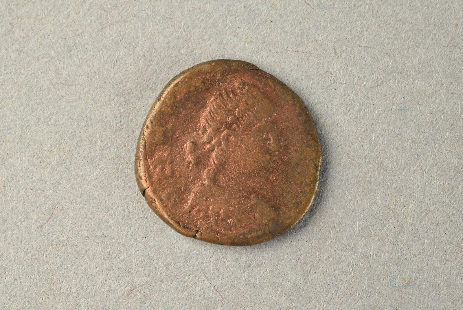 320043