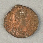 323590