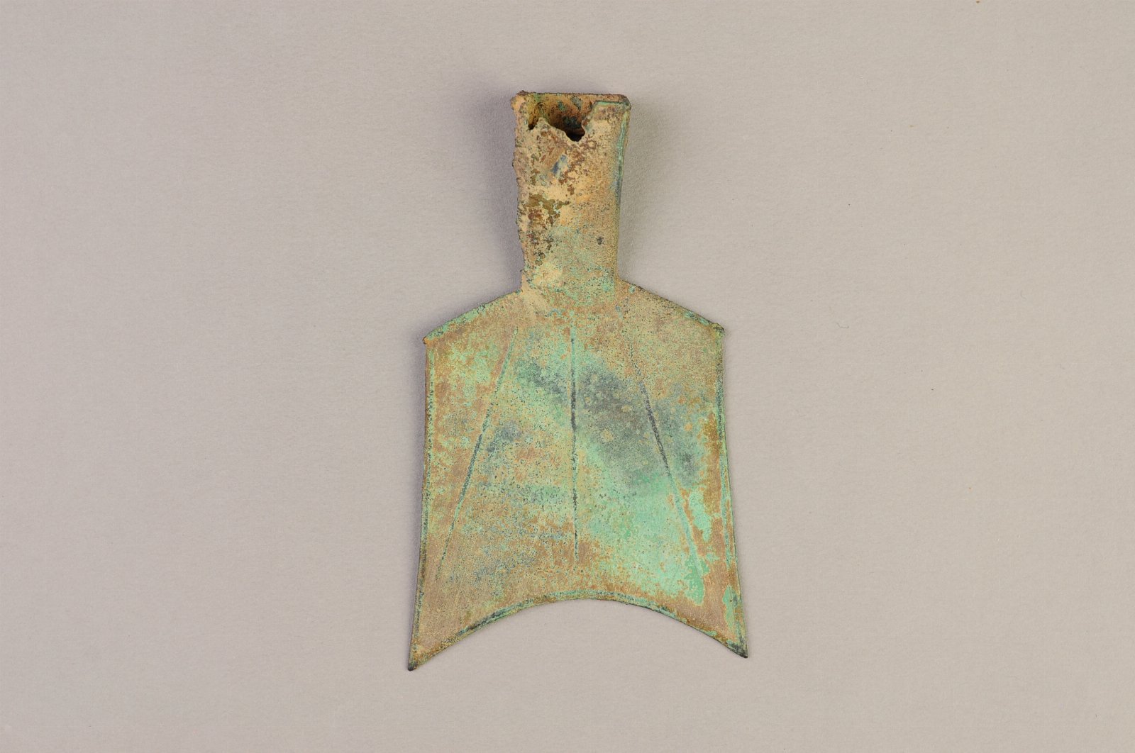 438537