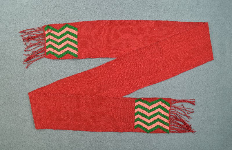 524077