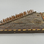 557027