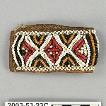 560898