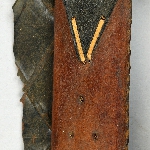 560983
