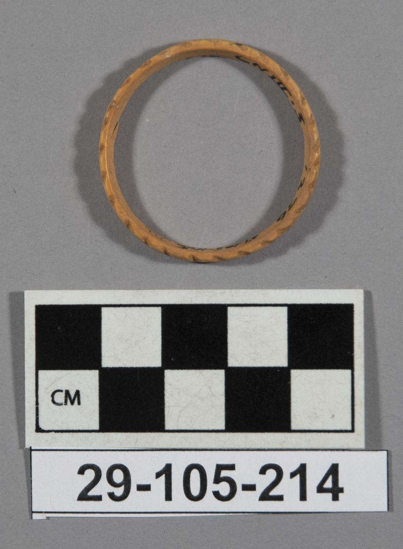 562631