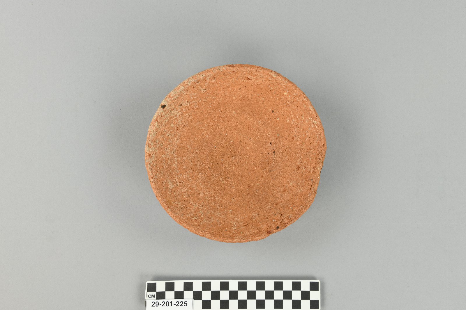 563587