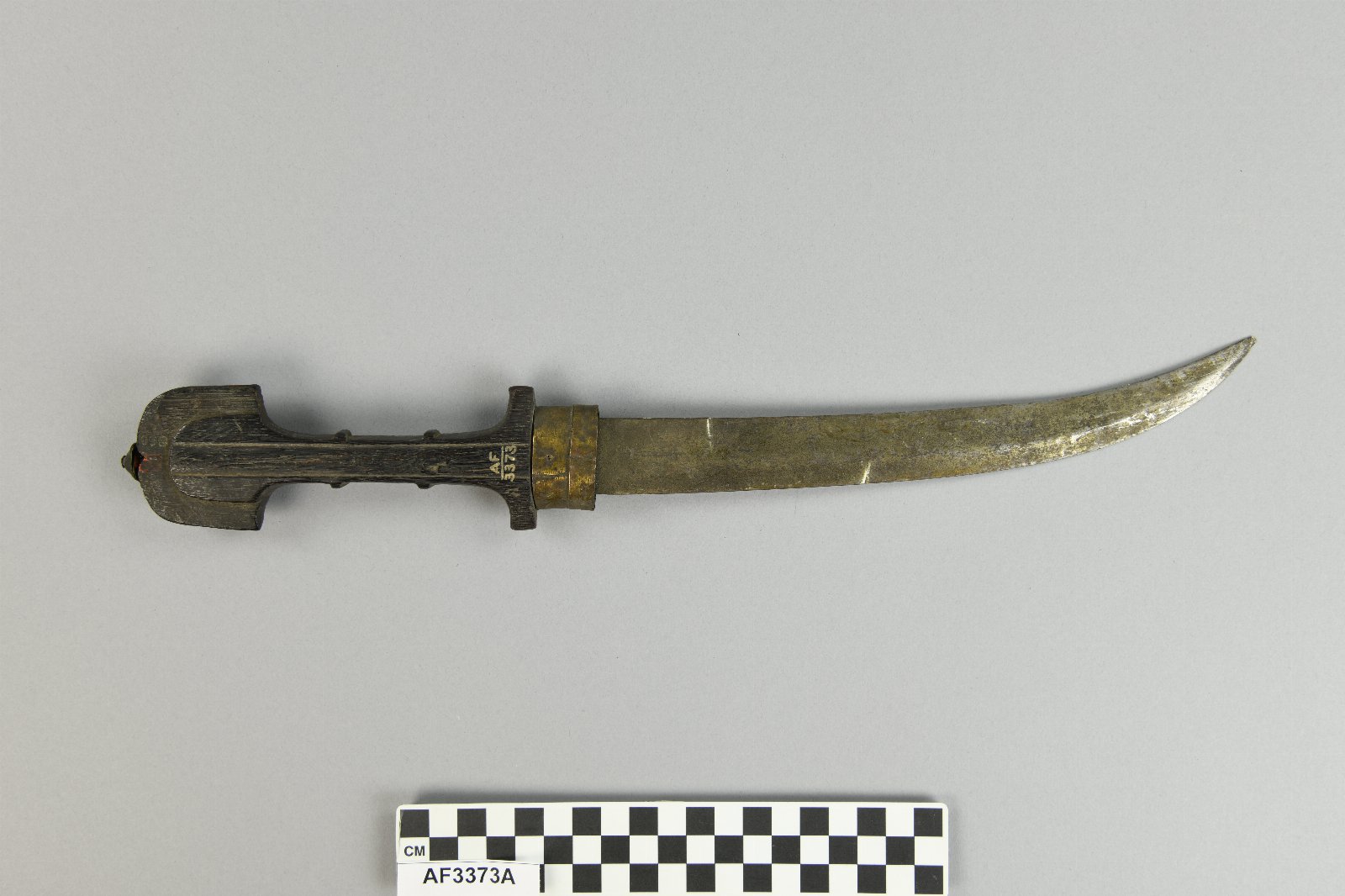 568028