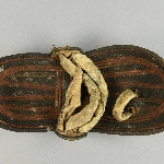 568076
