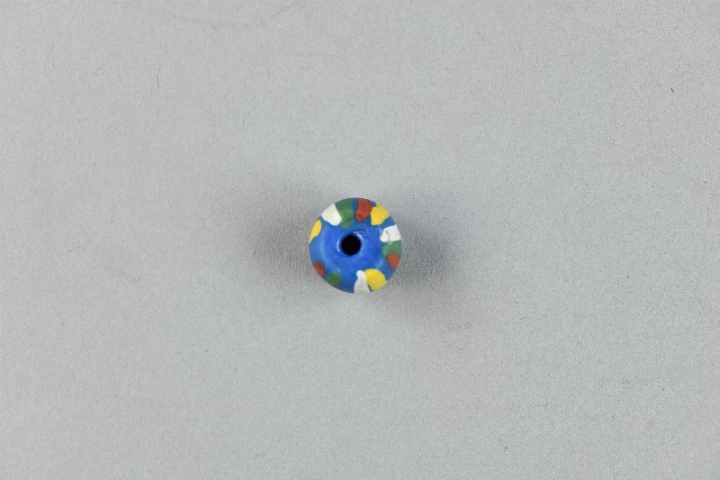 568097