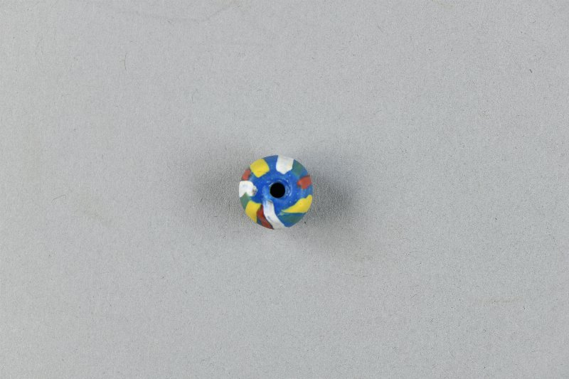 568099