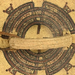 569143