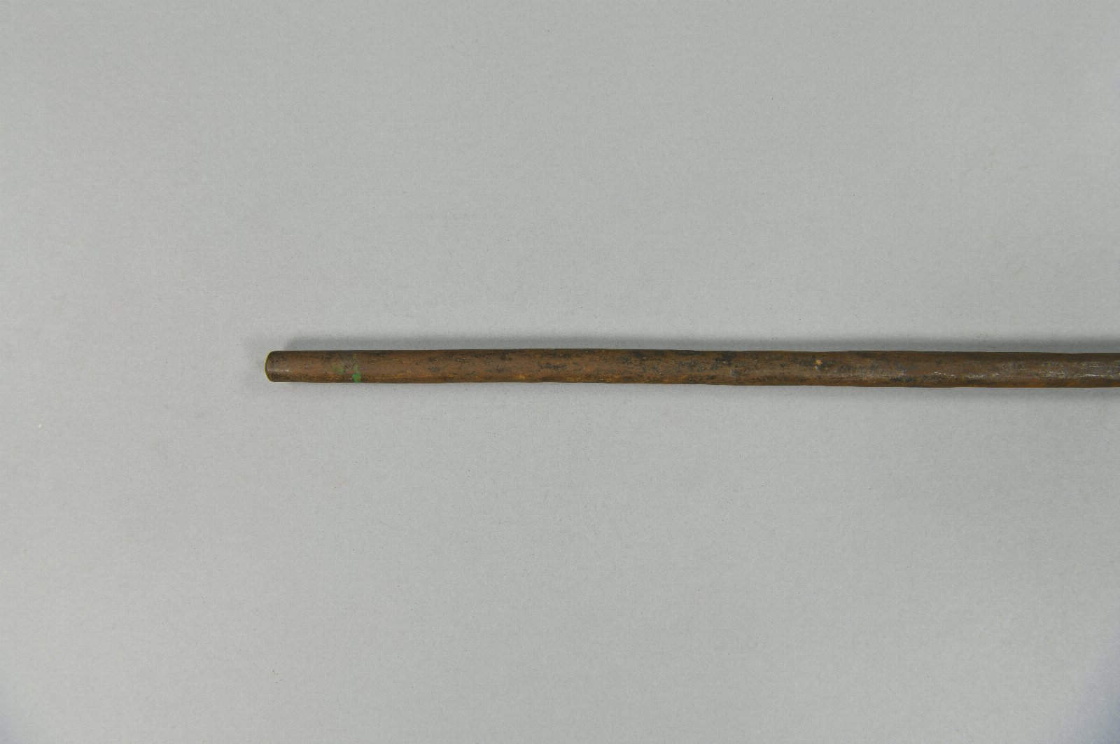 571027