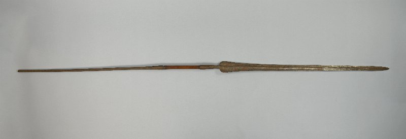 571042