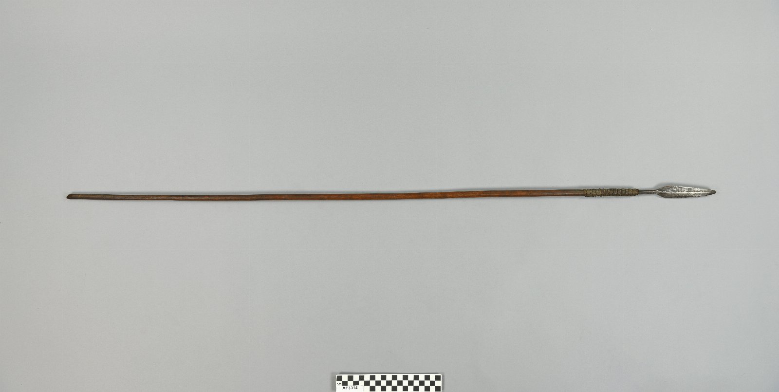 571121