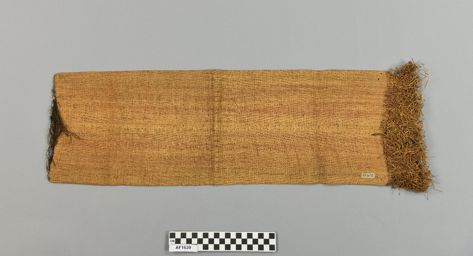572261