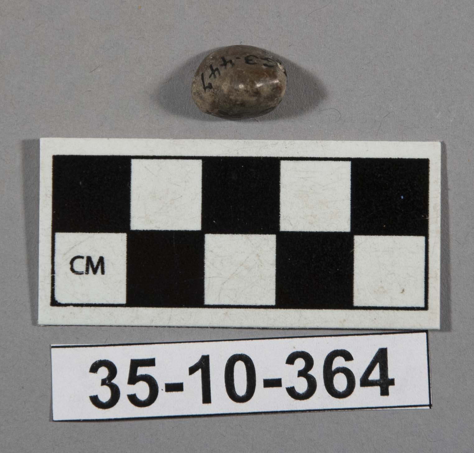 572858