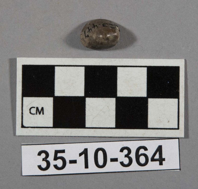 572858