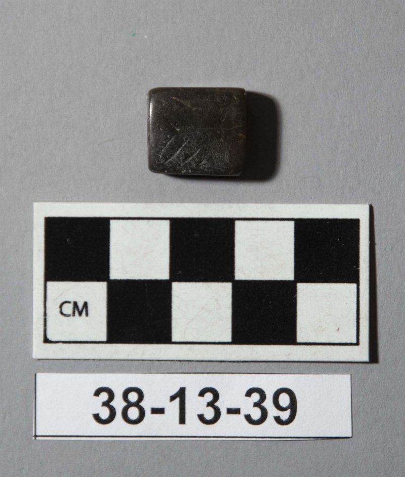 573627