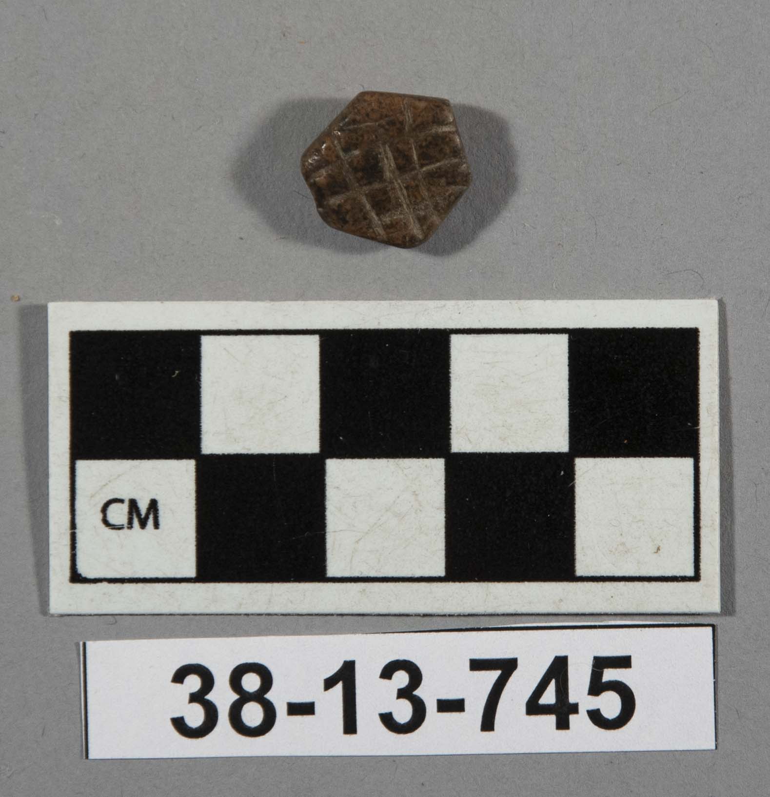 573700