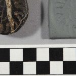 573946