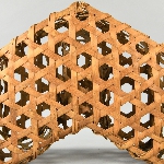 579823