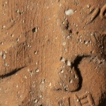 581437
