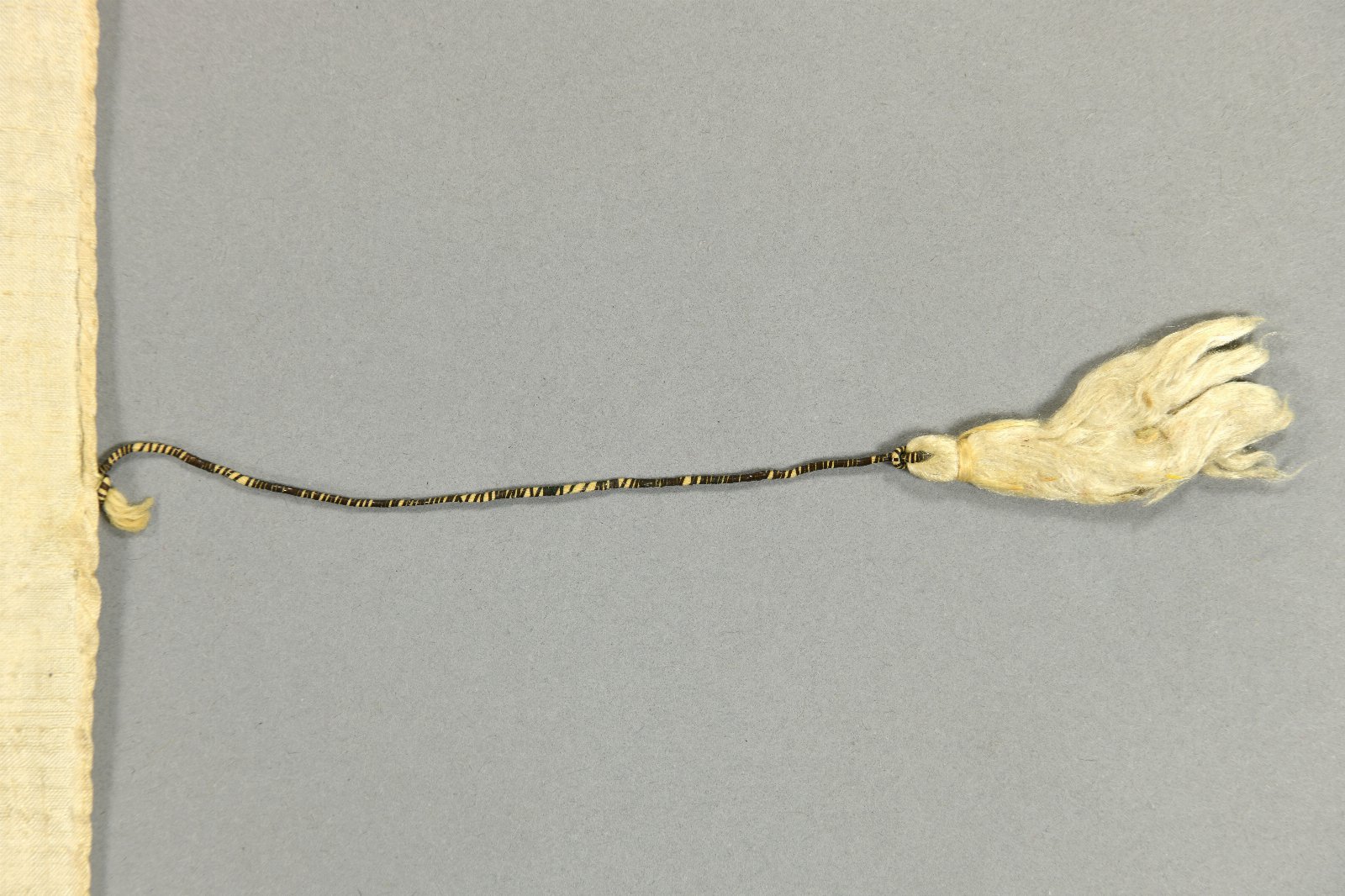 592906