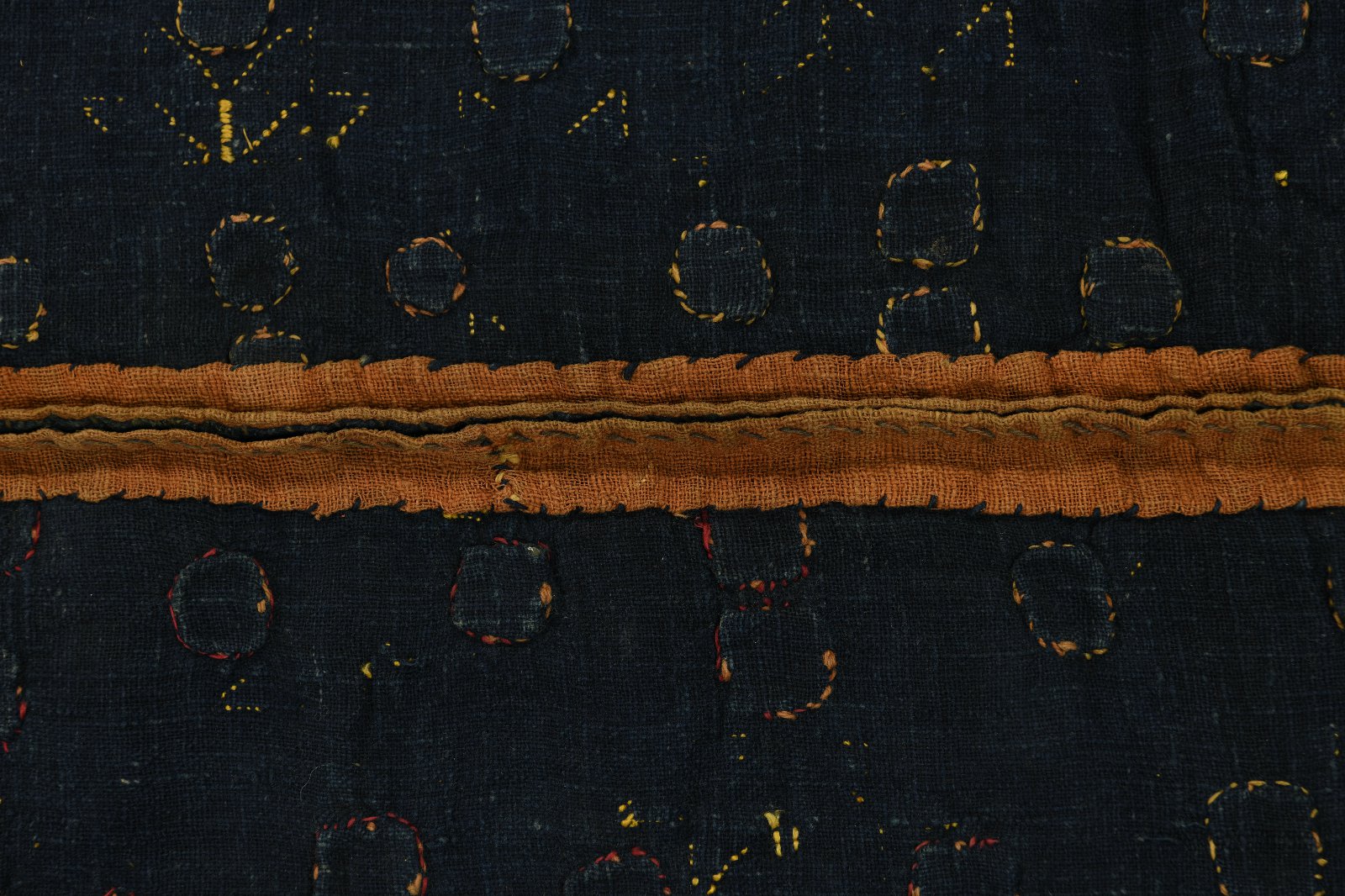595885