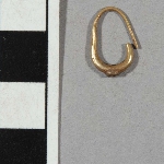 596561
