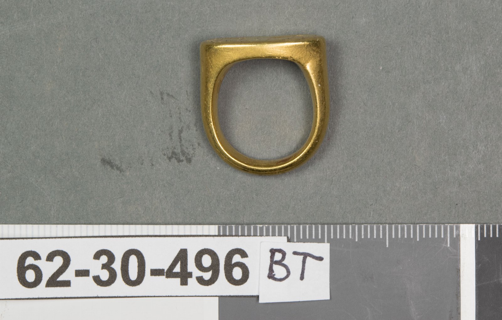 607561