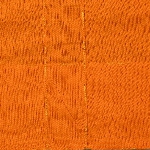 607877