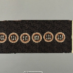 607913