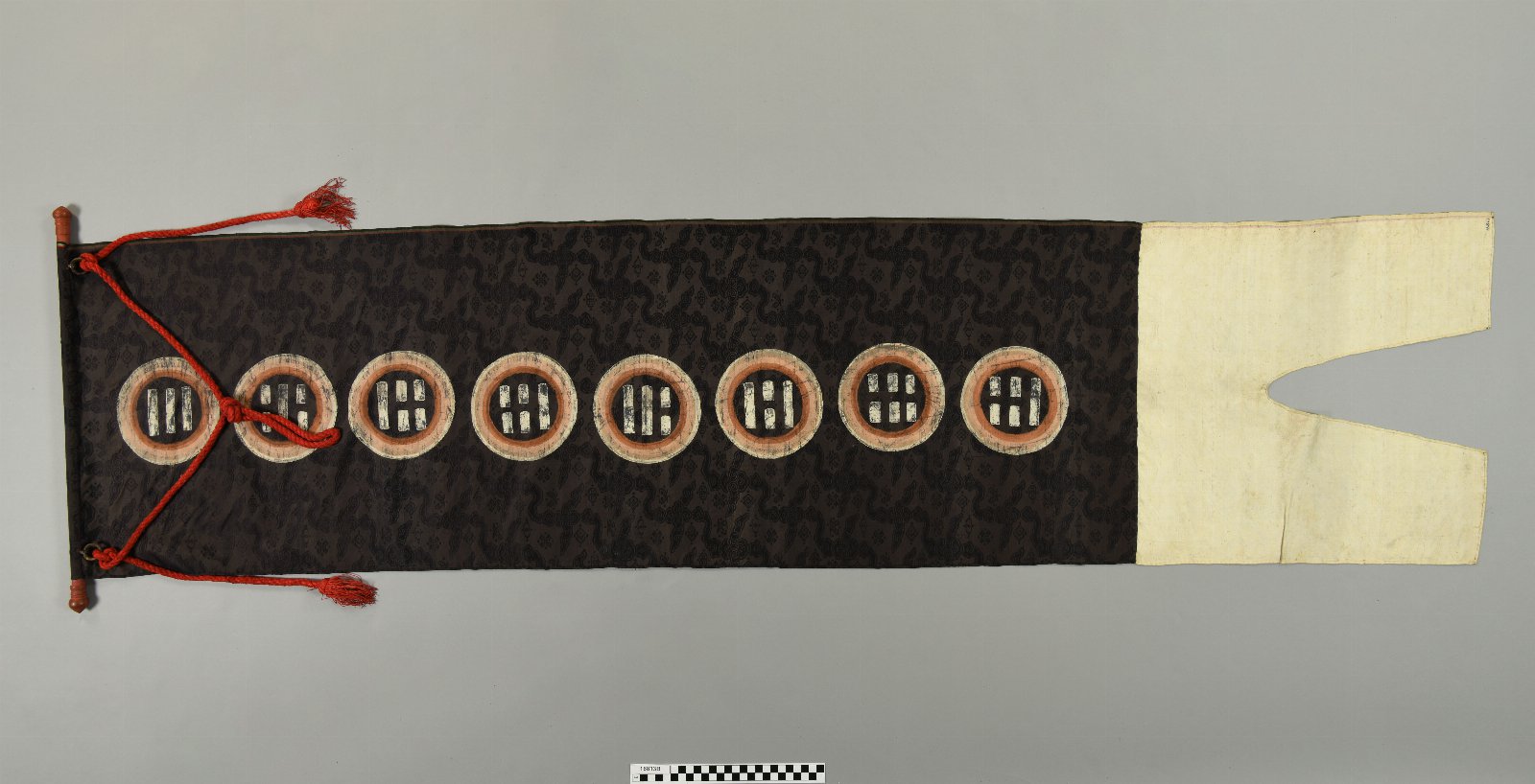 607913