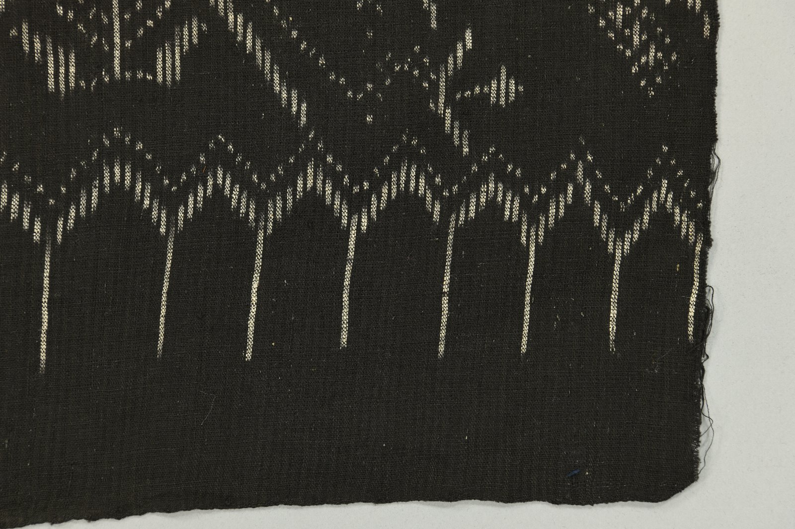 608085