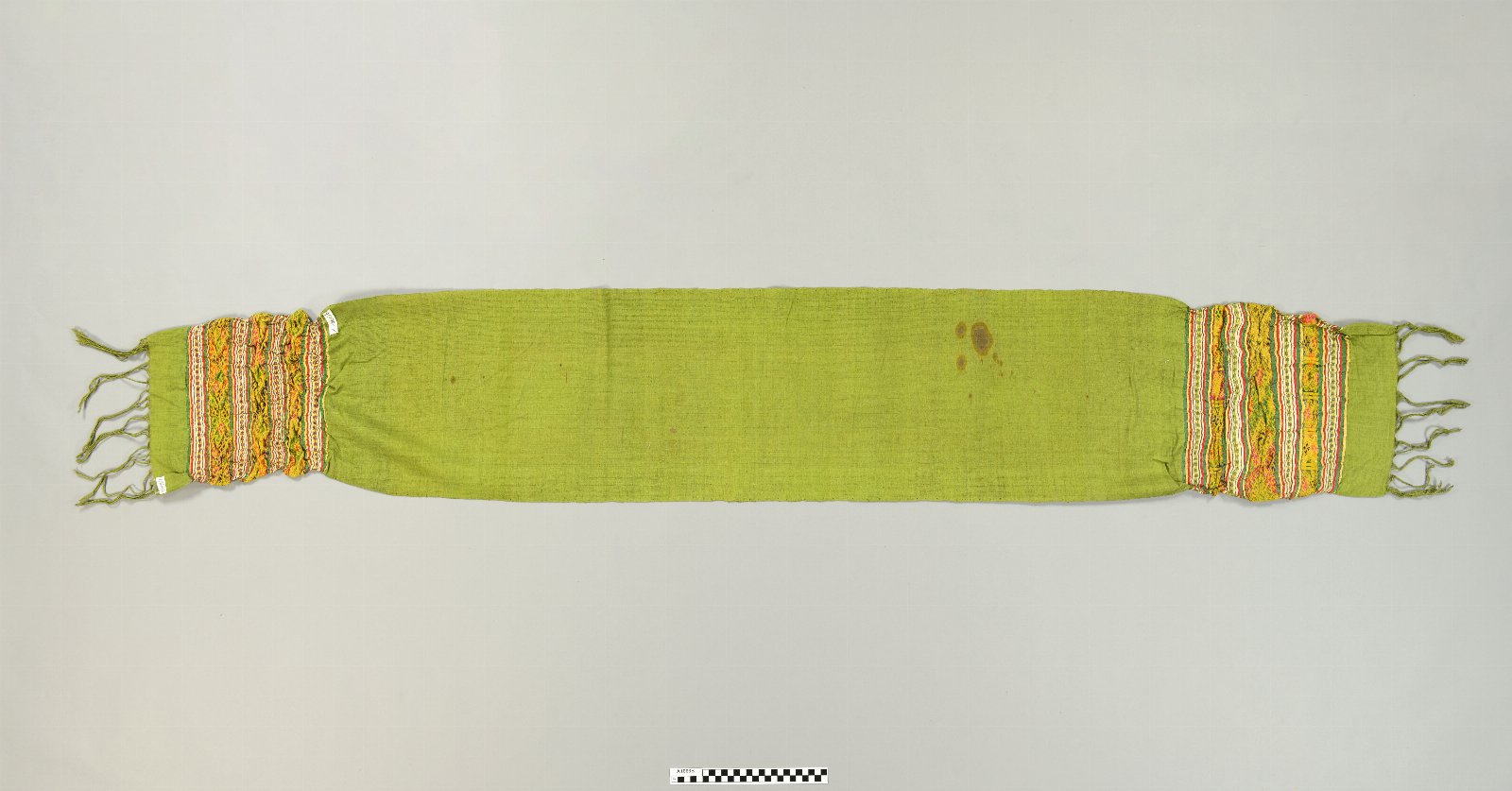 608121