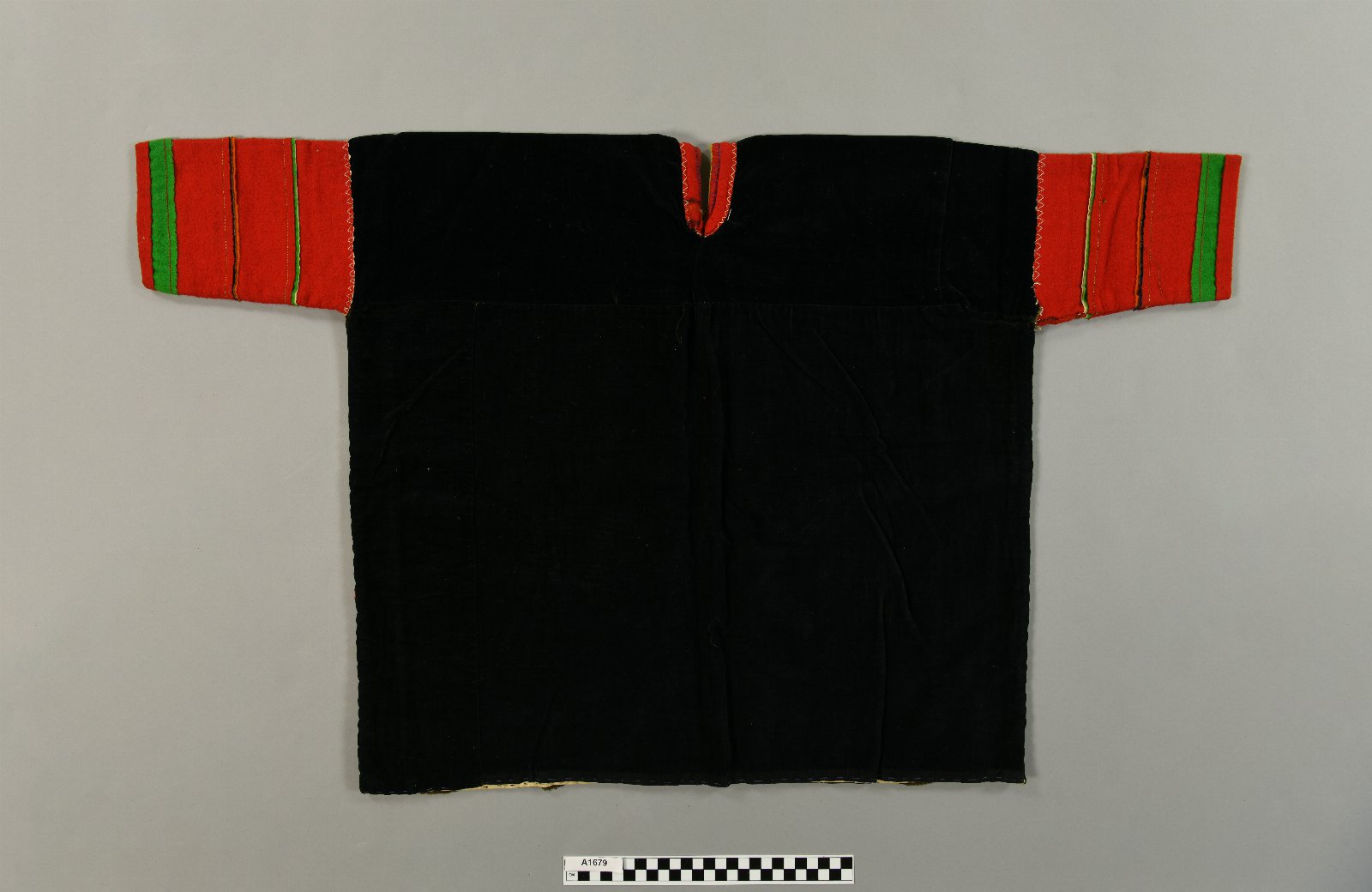 608257
