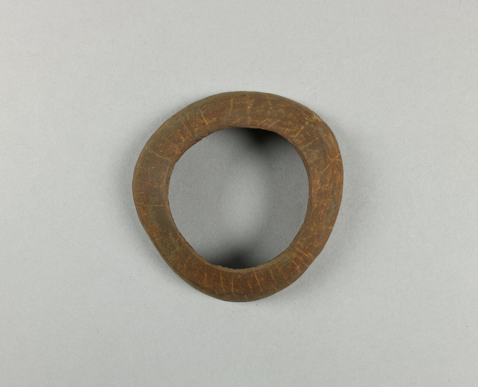 643546