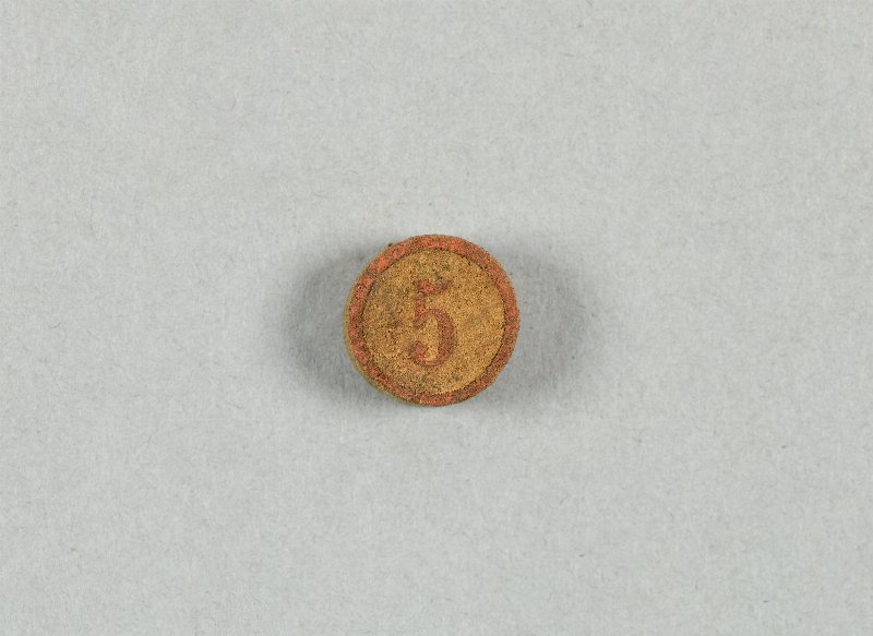 643559