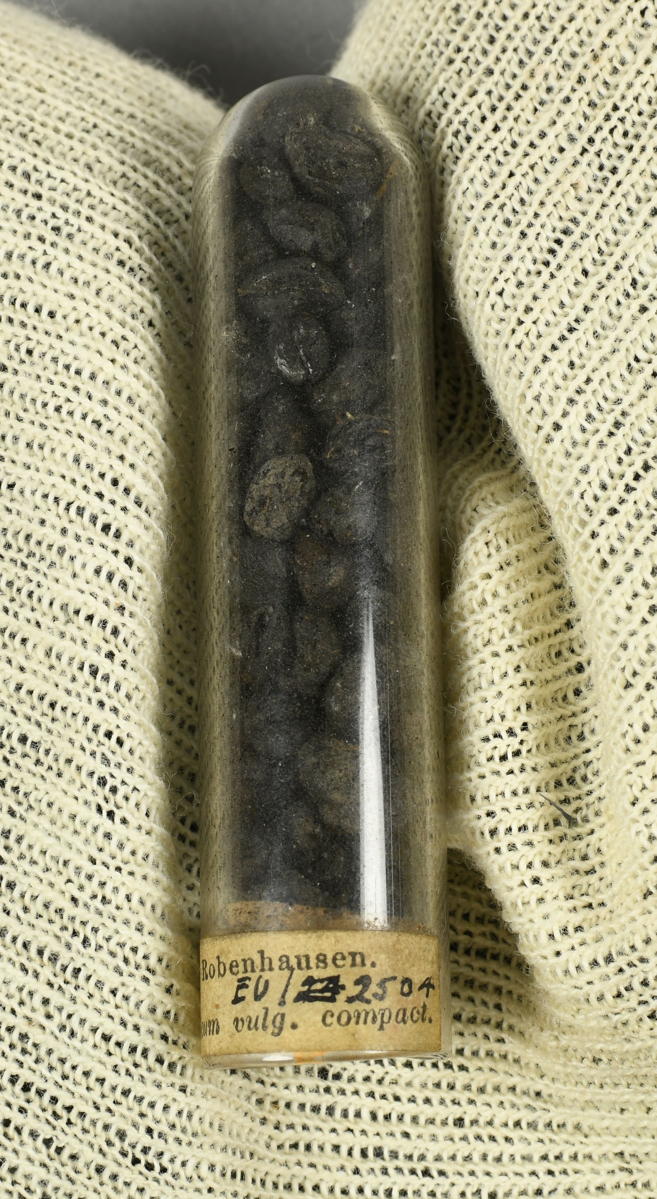 643801