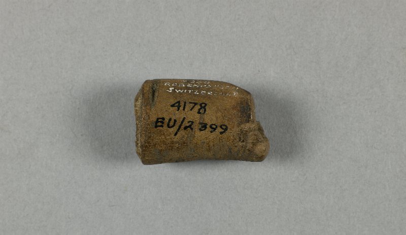643886